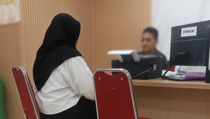 Dosen perempuan berinisial Q melaporkan Rektor UNM Karta Jayadi ke Polda Sulsel, Jumat (22/8/2025).