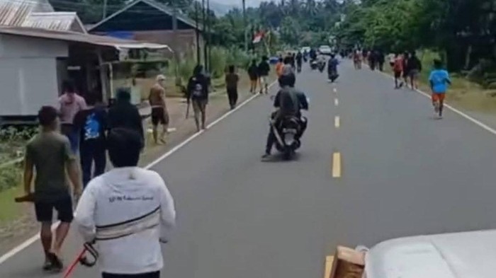 Dua kelompok warga di Mamuju terlibat bentrok.