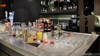 Restoran juga memiliki area bar yang punya aneka kreasi cocktail dan mocktail. Restoran ini bisa jadi rekomendasi dengan pengalaman baru di Jakarta.  Foto: detikcom/Riska Fitria