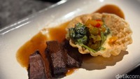 Menu yang terinspirasi dari jajanan kaki lima ala Jepang tersebut menggunakan daging Australian Black Angus. Teksturnya empuk, smokey, dan umami dari bumbu misonya. Foto: detikcom/Riska Fitria