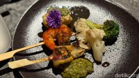 Paduan unik, seperti Grilled Barramundi dan Grilled Prawn Skewer yang disajikan dengan sambal Andaliman. Lengkap dengan pilihan dessert Charred Pineapple Flambé. Foto: detikcom/Riska Fitria