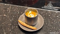 Menu Smoked Pumpkin Soup bisa dipilih untuk menghangatkan tubuh. Sup tersebut disajikan dengan vanilla dan cabai Jepang. Foto: detikcom/Riska Fitria