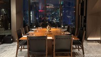 Restoran ini memiliki suasana yang hangat. Selain itu, restoran ini juga menawarkan pemandangan dari atas ketinggian yang memperlihatkan kota Jakarta. Foto: detikcom/Riska Fitria