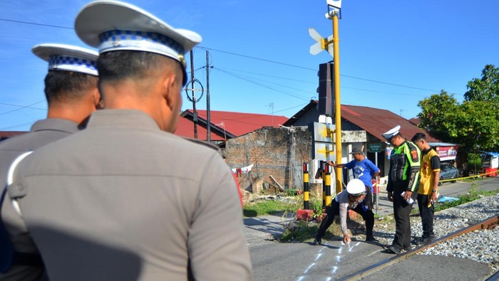 EWS Perlintasan Rusak, Minangkabau Ekspres Telan Korban Jiwa di Padang Kereta bandara Minangkabau Ekspres melintas di perlintasan sebidang tanpa palang pintu yang memiliki sistem peringatan dini (EWS) rusak dan menyebabkan dua siswi meninggal dunia tertabrak kereta api, di Jati, Padang, Sumatera Barat, Jumat (22/8/2025). Balai Teknik Perkeretaapian Kelas II Padang telah memasang 30 Early Warning System (EWS) di perlintasan sebidang tanpa palang pintu di sepanjang jalur Padang - Pariaman, namun 11 di antaranya rusak akibat pencurian fasilitas sehingga tidak berfungsi dan membahayakan masyarakat. ANTARA FOTO/Iggoy el Fitra