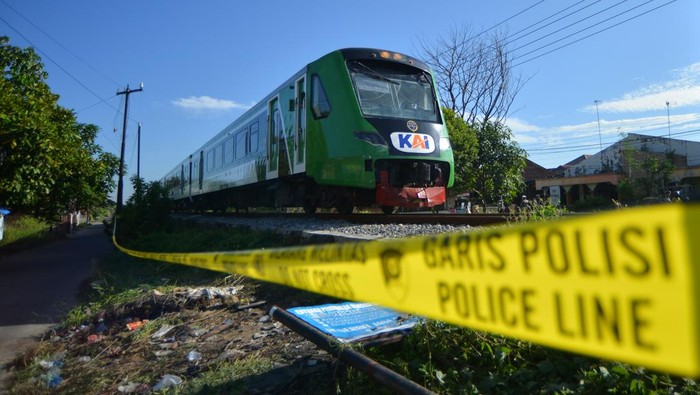 EWS Perlintasan Rusak, Minangkabau Ekspres Telan Korban Jiwa di Padang Kereta bandara Minangkabau Ekspres melintas di perlintasan sebidang tanpa palang pintu yang memiliki sistem peringatan dini (EWS) rusak dan menyebabkan dua siswi meninggal dunia tertabrak kereta api, di Jati, Padang, Sumatera Barat, Jumat (22/8/2025). Balai Teknik Perkeretaapian Kelas II Padang telah memasang 30 Early Warning System (EWS) di perlintasan sebidang tanpa palang pintu di sepanjang jalur Padang - Pariaman, namun 11 di antaranya rusak akibat pencurian fasilitas sehingga tidak berfungsi dan membahayakan masyarakat. ANTARA FOTO/Iggoy el Fitra