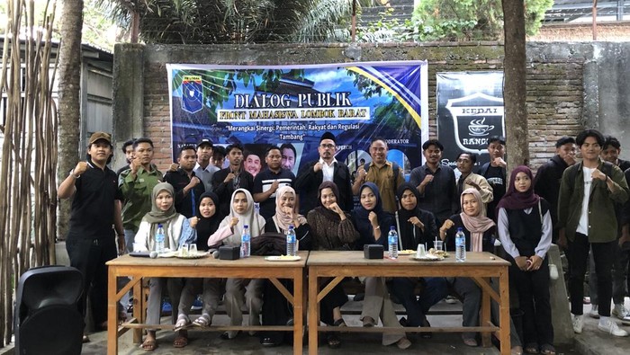 Front Mahasiswa (FM) Lombok Barat (Lobar) mengadakan Dialog Publik tentang Tambang Sekotong di salah satu kafe Lombok Barat, Jumat (22/8/2025). (M Zahiruddin/detikBali)