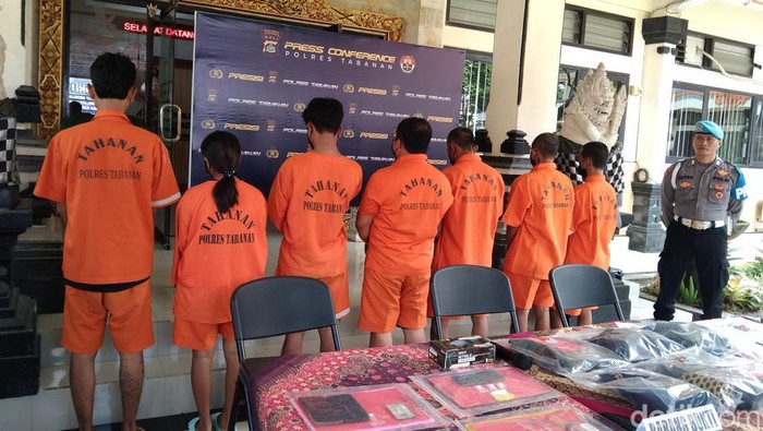 GGAG (kiri) tersangka pencurian uang kepeng dan sesari di Pura Dalem Desa Adat Sambian, Desa Timpag, Kecamatan Kerambitan saat dirilis oleh Polres Tabanan, Jumat (22/8/2025). (Krisna Pradipta)