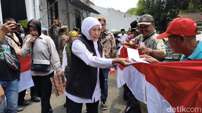 Gubernur Jatim Khofifah Indar Parawansa serahkan bansos di Sidoarjo.