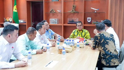 Gubernur NTT Emanuel Melkiades Laka Lena menerima kunjungan investor asal Korea Selatan (Korsel) Kim Byeong Yeol di ruang kerjanya, Jumat (22/8/2025). (Foto: Dok. Humas Pemprov NTT)