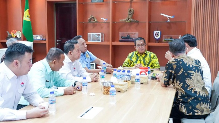 Gubernur NTT Emanuel Melkiades Laka Lena menerima kunjungan investor asal Korea Selatan (Korsel) Kim Byeong Yeol di ruang kerjanya, Jumat (22/8/2025). (Foto: Dok. Humas Pemprov NTT)