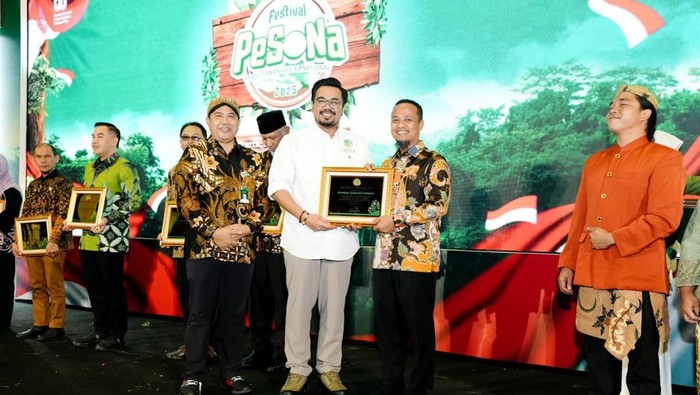 Gubernur Sulsel Andi Sudirman Sulaiman menerima penghargaan dari Kemenhut.