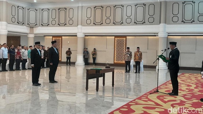 Gubsu Bobby Nasution melantik Kadis PUPR dan Kepala Bappelitbang Sumut. (Nizar Aldi/detikSumut)