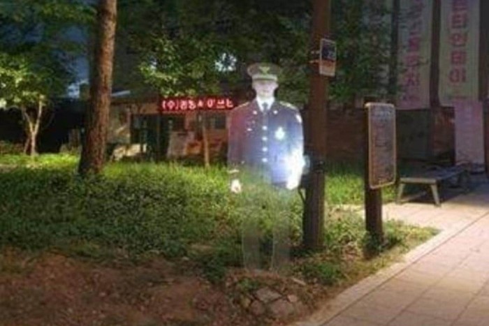 Hologram polisi dari  Seoul Metropolitan Police Agency