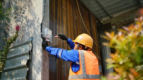 Ilustrasi tambah daya listrik PLN.