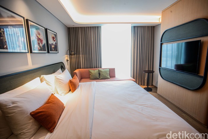 ARTOTEL Living World Kota Wisata - Cibubur dibangun di atas lahan 18.000 meter persegi. Hotel ini terdiri dari 11 lantai yang dilengkapi 196 kamar tamu dengan tiga pilihan tipe kamar, yakni Studio 24 (Superior), Studio 38 (Deluxe), dan Studio 52 (Suite).