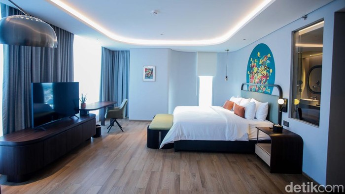Intip Artotel Living Wolrd yang Langsung Terintegrasi dengan Mal ARTOTEL Living World Kota Wisata - Cibubur dibangun di atas lahan 18.000 meter persegi. Hotel ini terdiri dari 11 lantai yang dilengkapi 196 kamar tamu dengan tiga pilihan tipe kamar, yakni Studio 24 (Superior), Studio 38 (Deluxe), dan Studio 52 (Suite).