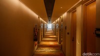 Hotel ini terdiri dari 11 lantai yang dilengkapi 196 kamar tamu dengan tiga pilihan tipe kamar, yakni Studio 24 (Superior), Studio 38 (Deluxe), dan Studio 52 (Suite).