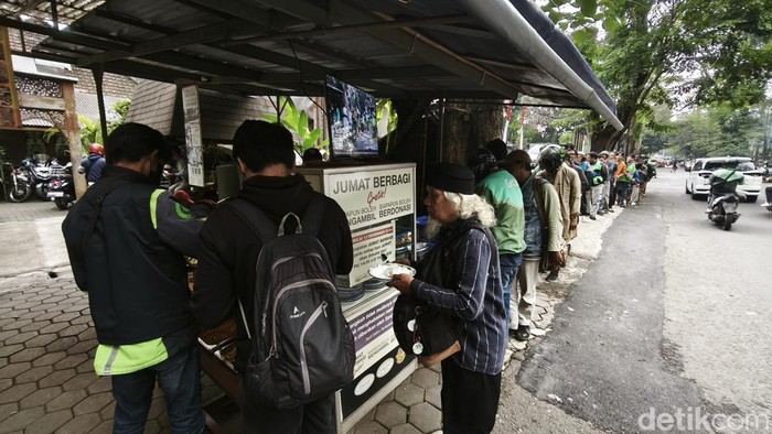 Jumat Berbagi, kegiatan sosial Sonny Soeng yang rela lelang kendaraan antiknya