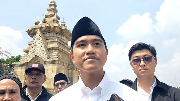 Ketum PSI Kaesang Pangarep seusai ziarah di TMP Kalibata, Jakarta Selatan, Jumat (22/8/2025).