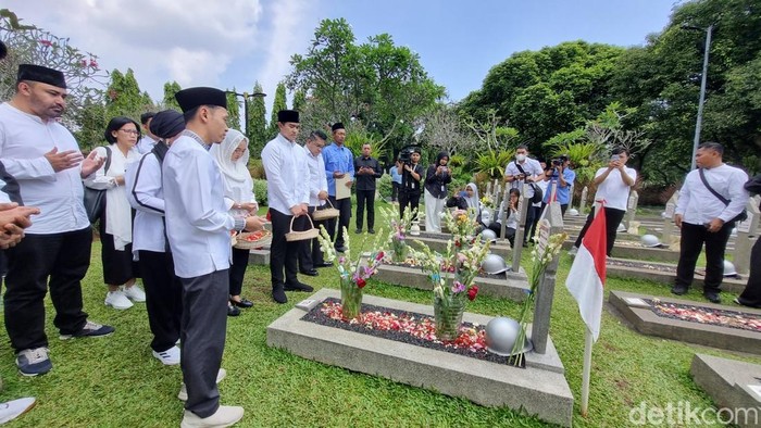 Kaesang ziarah ke TMP Kalibata. (Taufiq/detikcom)