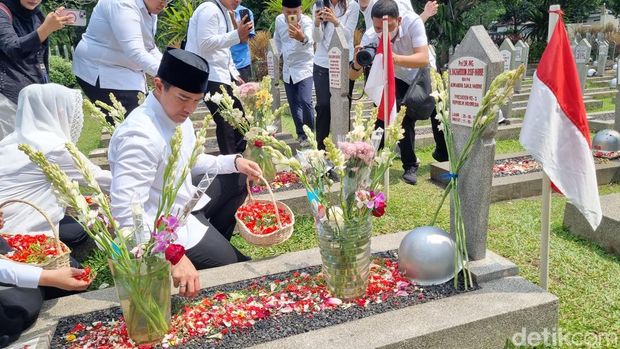 Kaesang ziarah ke TMP Kalibata. (Taufiq/detikcom)