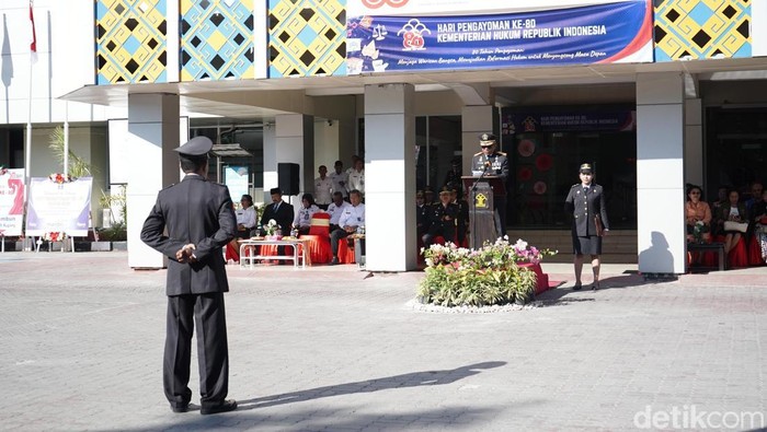 Kakanwil Hukum NTT, Silvester Sili Laba, saat memimpin upacara memperingati Hari Pengayoman ke-80 Kementerian Hukum RI.