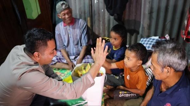 Kapolres Gowa, AKBP Muhammad Aldy Sulaiman menemui 2 bocah yang viral memungut sisa kue usai acara HUT RI. Polres Gowa memberikan bantuan perlengkapan sepeda hingga memberikan bantuan perlengkapan sekolah.