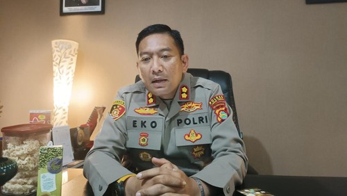 Kapolres Lombok Tengah, AKBP Eko Yusmiarto, memberikan keterangan pers kepada awak media di ruangannya, Jumat (22/8/2025) malam. (Edi Suryansyah/detikBali)
