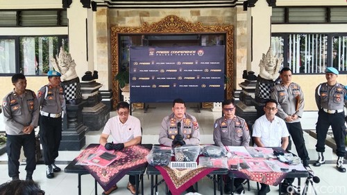 Kapolres Tabanan AKBP I Putu Bayu Pati (tengah) saat konferensi pers, Jumat (22/8/2025). (Krisna Pradipta)