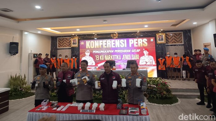 Kapolrestabes Makassar Kombes Arya Perdana merilis kasus pengungkapan sindikat 13,3 Kg sabu.