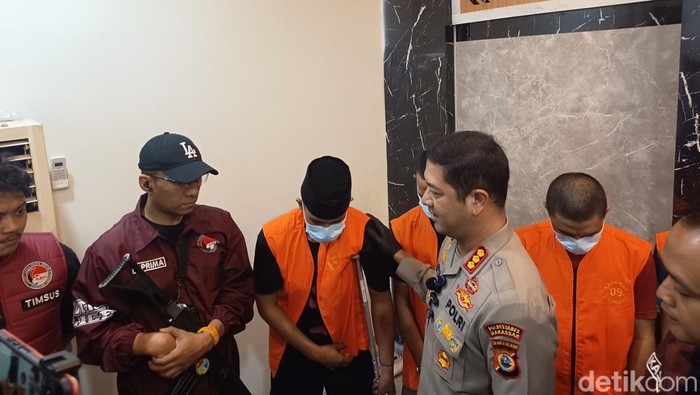Kapolrestabes Makassar Kombes Arya Perdana merilis kasus pengungkapan sindikat 13,3 Kg sabu.