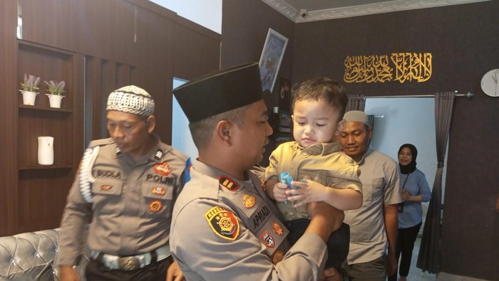 Kapolsek Sungai Sembilan Iptu Apriadi anjangsana ke keluarga almarhum Brigadir Handoko.