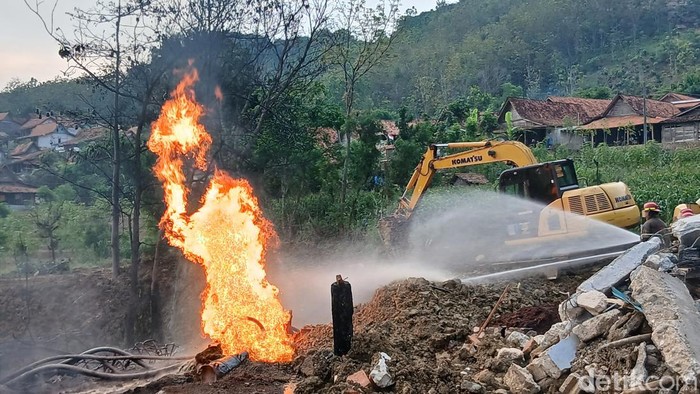 Upaya pemadaman sumur minyak yang terbakar di Dukuh Gendono, Gandu, Bogorejo, Blora, Jumat 922/8/2025).