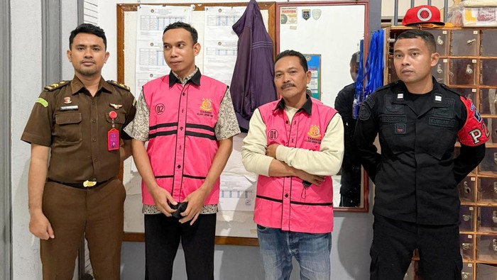 AH dan M tersangka kasus dugaan korupsi proyek dermaga Labuhan Haji, Lombok Timur, NTB. Kamis (22/8/2025). foto (Dok. Kejari Lombok Timur).