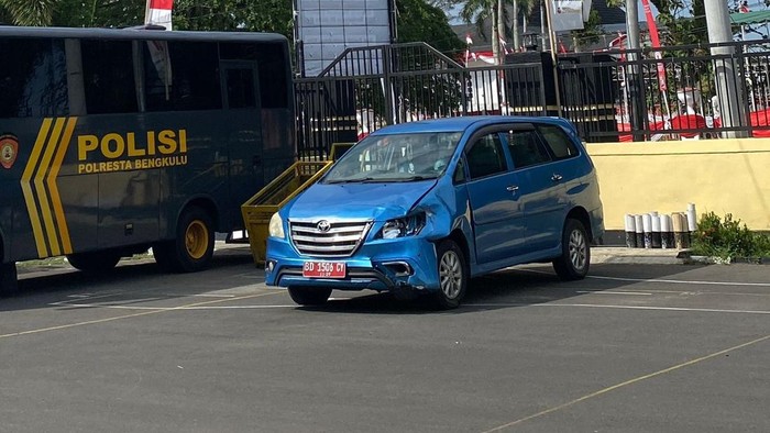 Kendaraan dinas yang menabrak warga Bengkulu.