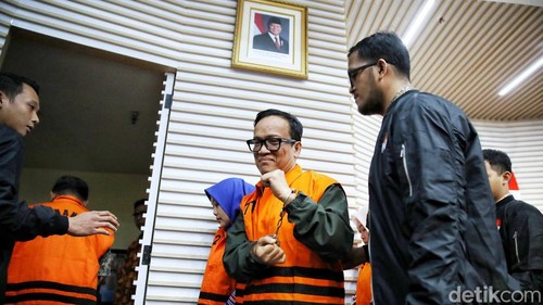 Mantan Wakil Menteri Ketenagakerjaan Immanuel Ebenezer mengenakan rompi oranye saat digiring keluar dari ruang pemeriksaan KPK di Jakarta, Jumat (22/8/2025). Ia ditahan bersama sejumlah orang lain usai operasi tangkap tangan.