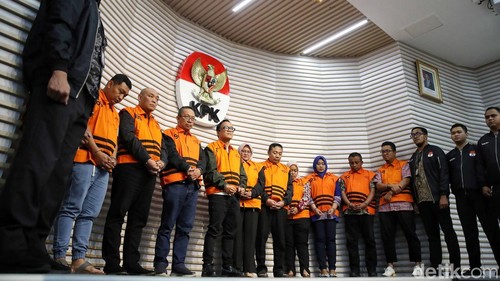 Mantan Wakil Menteri Ketenagakerjaan Immanuel Ebenezer mengenakan rompi oranye saat digiring keluar dari ruang pemeriksaan KPK di Jakarta, Jumat (22/8/2025). Ia ditahan bersama sejumlah orang lain usai operasi tangkap tangan.