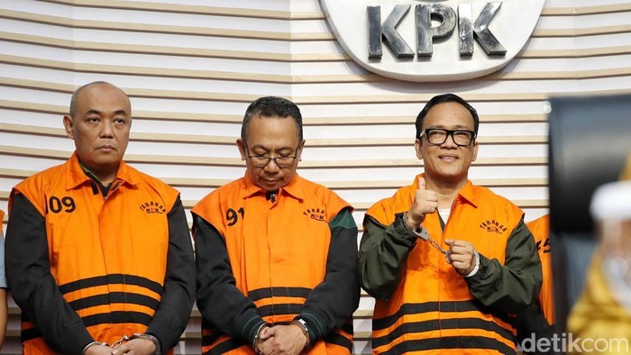Mantan Wakil Menteri Ketenagakerjaan Immanuel Ebenezer mengenakan rompi oranye saat digiring keluar dari ruang pemeriksaan KPK di Jakarta, Jumat (22/8/2025). Ia ditahan bersama sejumlah orang lain usai operasi tangkap tangan.