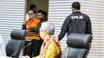 Kepalkan Tangan, Eks Wamenaker Noel Resmi Ditahan KPK