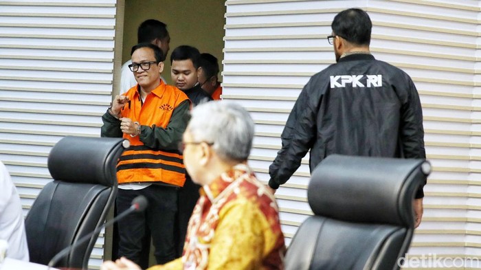 Mantan Wakil Menteri Ketenagakerjaan Immanuel Ebenezer mengenakan rompi oranye saat digiring keluar dari ruang pemeriksaan KPK di Jakarta, Jumat (22/8/2025). Ia ditahan bersama sejumlah orang lain usai operasi tangkap tangan.
