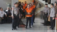 Mantan Wakil Menteri Ketenagakerjaan Immanuel Ebenezer mengenakan rompi oranye saat digiring keluar dari ruang pemeriksaan KPK di Jakarta, Jumat (22/8/2025). Ia ditahan bersama sejumlah orang lain usai operasi tangkap tangan.  