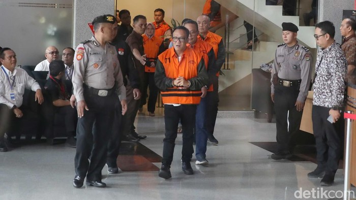 Kepalkan Tangan, Eks Wamenaker Noel Resmi Ditahan KPK Mantan Wakil Menteri Ketenagakerjaan Immanuel Ebenezer mengenakan rompi oranye saat digiring keluar dari ruang pemeriksaan KPK di Jakarta, Jumat (22/8/2025). Ia ditahan bersama sejumlah orang lain usai operasi tangkap tangan.
