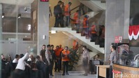 Selain Noel, KPK juga menahan 10 orang lain yang turut terjaring OTT. Mereka tampak sudah mengenakan rompi oranye khas tahanan KPK.  
