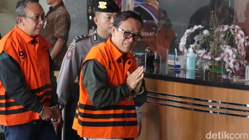 Mantan Wakil Menteri Ketenagakerjaan Immanuel Ebenezer mengenakan rompi oranye saat digiring keluar dari ruang pemeriksaan KPK di Jakarta, Jumat (22/8/2025). Ia ditahan bersama sejumlah orang lain usai operasi tangkap tangan.