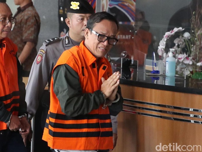 Mantan Wakil Menteri Ketenagakerjaan Immanuel Ebenezer mengenakan rompi oranye saat digiring keluar dari ruang pemeriksaan KPK di Jakarta, Jumat (22/8/2025). Ia ditahan bersama sejumlah orang lain usai operasi tangkap tangan.