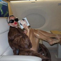 Foto: Kim Kardashian Pakai Face Wrap Kontroversial di Pesawat Foto: Kim Kardashian Pakai Face Wrap Kontroversial di Pesawat