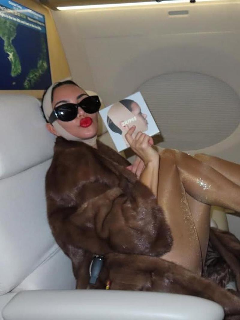 Foto: Kim Kardashian Pakai Face Wrap Kontroversial di Pesawat