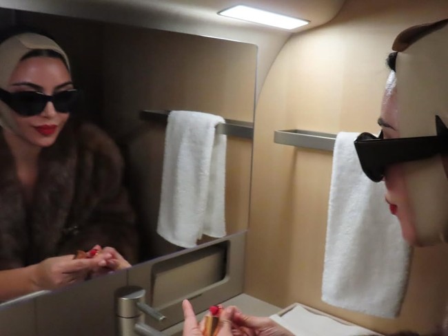 “Jangan buang uang Anda untuk produk ini. Shapewear memang berfungsi di bawah pakaian, tetapi tidur dengan face wrap tidak akan memberi hasil apa-apa,” ungkap Dr. Anil.  Foto: dok. Instagram @kimkardashian