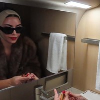 “Jangan buang uang Anda untuk produk ini. Shapewear memang berfungsi di bawah pakaian, tetapi tidur dengan face wrap tidak akan memberi hasil apa-apa,” ungkap Dr. Anil.  Foto: dok. Instagram @kimkardashian