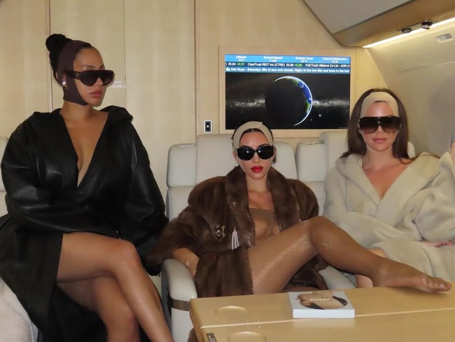 Dalam unggahan Instagram, Kim tampak santai dengan face wrap sambil memadukannya dengan mantel bulu besar, kacamata hitam oversized, hingga stoking berkilau Saint Laurent. Sang adik, Khloé Kardashian, dan sahabatnya, La La Anthony, juga tampil dengan gaya serupa, lengkap dengan balutan face wrap masing-masing. Foto: dok. Instagram @kimkardashian